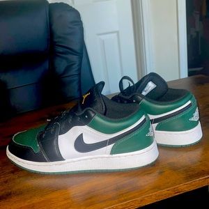 Grade school boys Jordan 1 Low
Green Toe (GS)